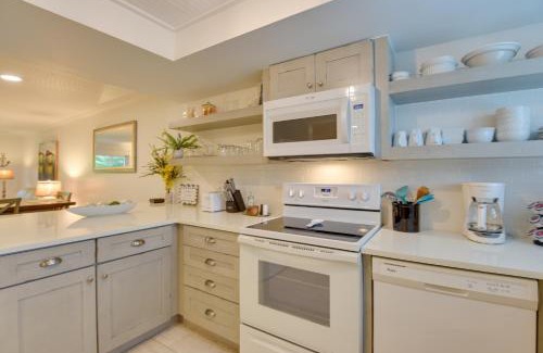 Siesta Key Apartment | Siesta Key Condo with Heated Pool Less Than 1 Mi to Beach