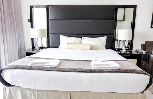 Dubai Sports City Apartment | Signature Holiday Homes - Modern Studio Apartment, Dubai Sports City