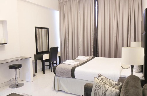 Dubai Sports City Apartment | Signature Holiday Homes - Modern Studio Apartment, Dubai Sports City
