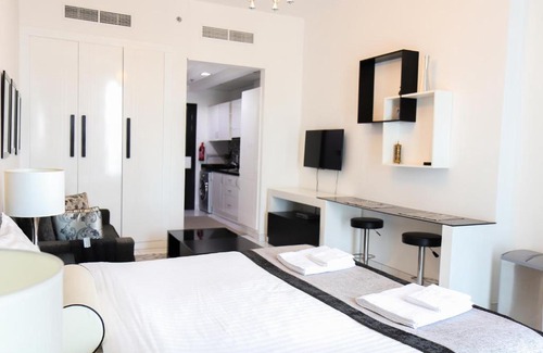 Dubai Sports City Apartment | Signature Holiday Homes - Modern Studio Apartment, Dubai Sports City