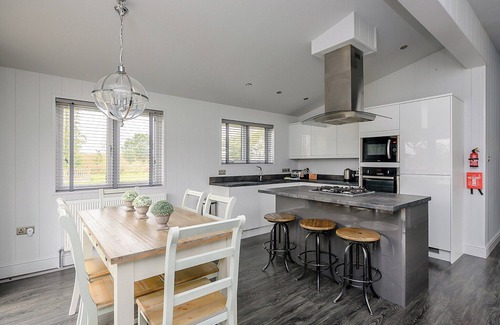 Bury St Edmunds Ski Chalet | Signature Spa Six Pet