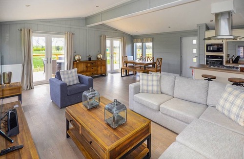 Bury St Edmunds Ski Chalet | Signature Spa Six Pet