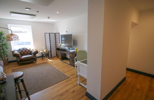 Newport Apartment | Signature Suits; Three Bed Flat by PROPERTY PROMISE