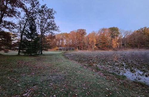 Streetsboro Cabin | Silly Goose At Heron Hill Retreat Hot Tub on Lake!
