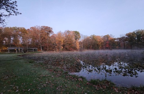 Streetsboro Cabin | Silly Goose At Heron Hill Retreat Hot Tub on Lake!