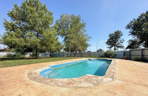 Hondo House | Silo House in the country with a pool! Hunters welcome!