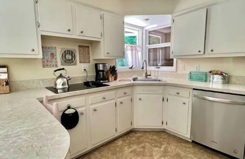 Silver Beach Cottage | Silver Beach, 3 Bedroom cottage w/pool