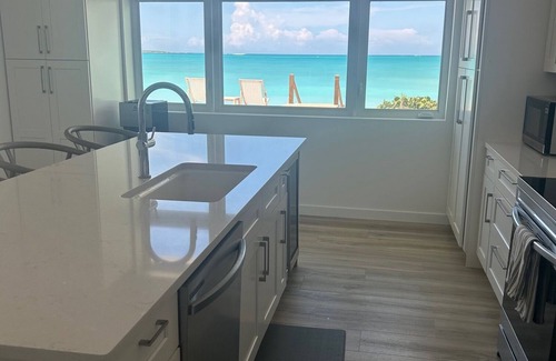 Jimmy Hill House | Silver Beach House - Lux Vacation Home. 7 mins from Airport. Infinity Pool+