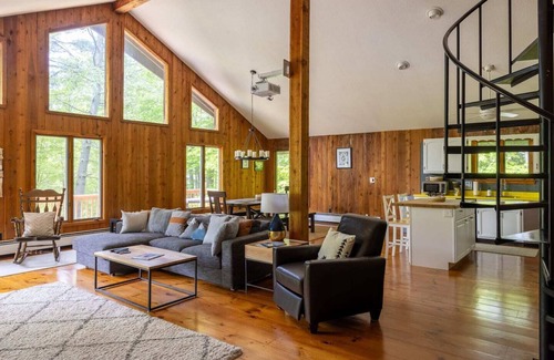 Londonderry House | Silver Birch Chalet: 8-bdrm mountainside with hot tub