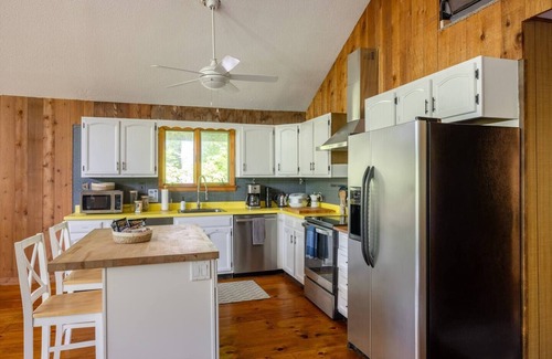 Londonderry House | Silver Birch Chalet: 8-bdrm mountainside with hot tub