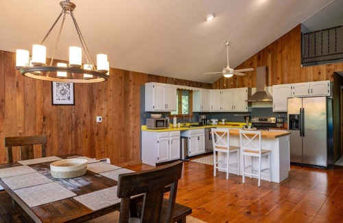 Londonderry House | Silver Birch Chalet: 8-bdrm mountainside with hot tub