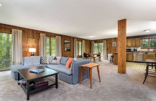 Londonderry Ski Chalet | Silver Birch Chalet: Mountain Apartment w/Hot Tub