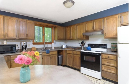 Londonderry Ski Chalet | Silver Birch Chalet: Mountain Apartment w/Hot Tub