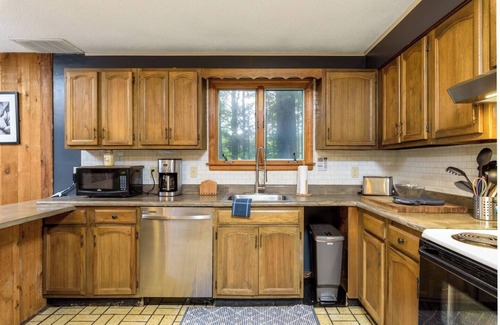 Londonderry Ski Chalet | Silver Birch Chalet: Mountain Apartment w/Hot Tub