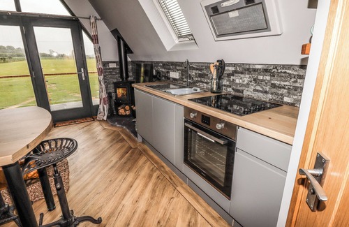 North Wheatley Cottage | SILVER BIRCH LODGE, romantic, with hot tub in Misterton