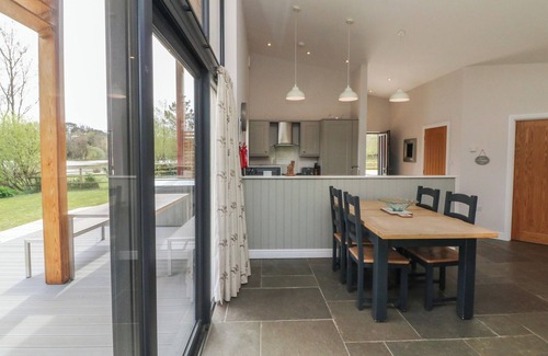Bridgetown Cottage | SILVER BIRCH, pet friendly, with hot tub in Dolton
