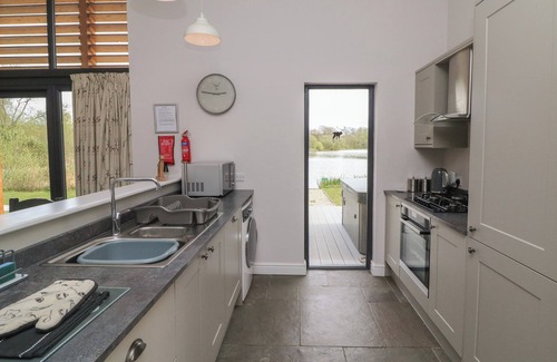 Bridgetown Cottage | SILVER BIRCH, pet friendly, with hot tub in Dolton