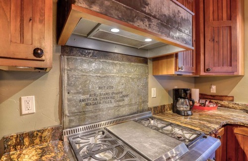 Deadwood Cabin | Silver King Lodge- private, hot tub and creek in your backyard!