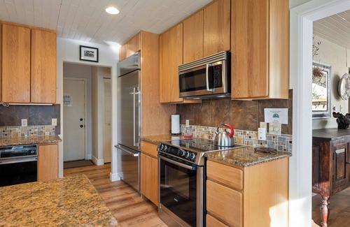 Sunset Ridge House | Silver Lining Lodge I Amazing Views I Private Hot Tub I Best Price I Discounted Attractions