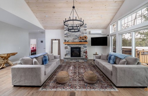 Seguin Cottage | Silver Linings modern well appoi