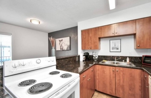The Galleria Apartment | Silver Screen | 2-BD/1-BT | Uptown-Galleria