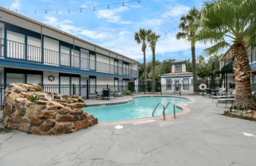 The Galleria Apartment | Silver Screen | 2-BD/1-BT | Uptown-Galleria