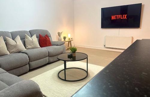 Grimsby Apartment | Silver Sky Apartment - Private Parking - Fast Wifi