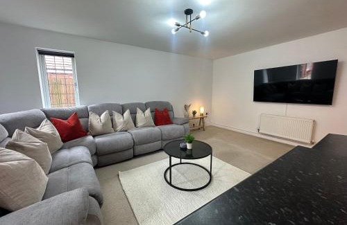 Grimsby Apartment | Silver Sky Apartment - Private Parking - Fast Wifi