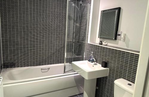 Grimsby Apartment | Silver Sky Apartment - Private Parking - Fast Wifi