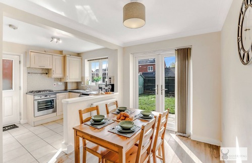 Ashby-de-la-Zouch House | Silver Stag Properties, 3 BR w/Parking and Garden