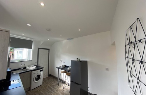 Church Gresley House | Silver Stag Properties, Ensuite Bedrooms w/Kitchen