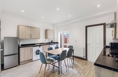Church Gresley House | Silver Stag Properties, Ensuite 5 BR House