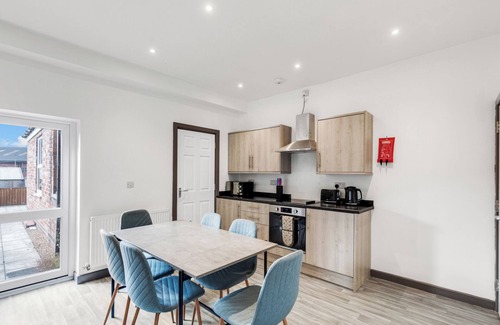 Church Gresley House | Silver Stag Properties, Ensuite 5 BR House