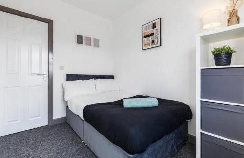 Church Gresley House | Silver Stag Properties, Large 5 Bedroom property with 5 Bathrooms