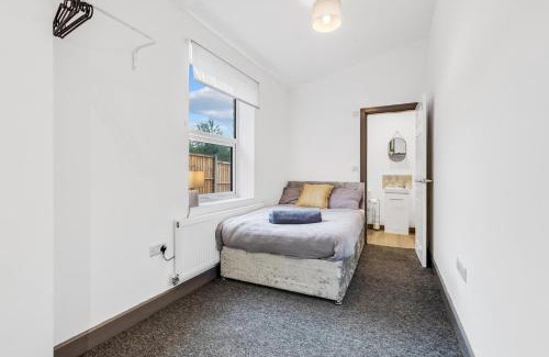 Church Gresley House | Silver Stag Properties, Large 5 Bedroom property with 5 Bathrooms