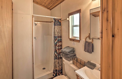 Chico Cabin | 'Silverado Cabin' w/ Fire Pit, Fish On-Site!