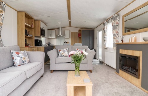 West Heslerton Cottage | SILVERDALE VIEW, pet friendly, with hot tub in Sherburn