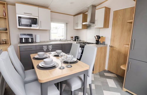 West Heslerton Cottage | SILVERDALE VIEW, pet friendly, with hot tub in Sherburn