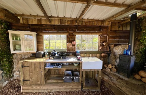 Newton Ferrers Cabin | Silverlock’s Hide - Off grid romantic hideaway with private wood fired hot tub
