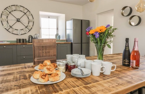 St Austell Cottage | SILVERMINE HOUSE, family friendly, with hot tub in Charlestown