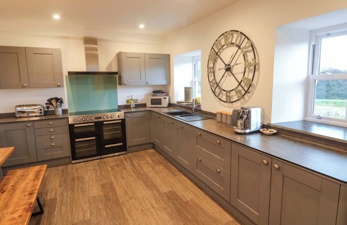 St Austell Cottage | SILVERMINE HOUSE, family friendly, with hot tub in Charlestown