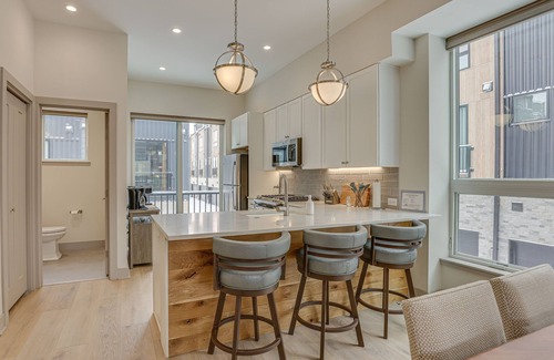 Silverthorne House | Silverthorne Townhome w/Hot Tub: Walk to Town!