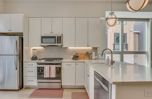 Silverthorne House | Silverthorne Townhome w/Hot Tub: Walk to Town!