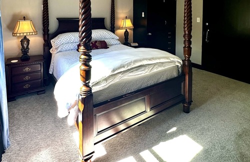 Silverton Hotel | Silverton Mountain Manor