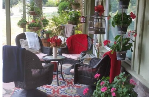 Coeur d'Alene Apartment | SILVERWOOD, BAYVIEW, LAKE PEND ORIELLE, FARRUGUT PARK HIDEAWAY pet-friendly!