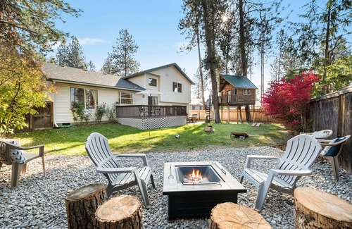 Post Falls House | Silverwood CDA Family Getaway Game Room Air Hockey Ping Pong Treehouse Yard AC