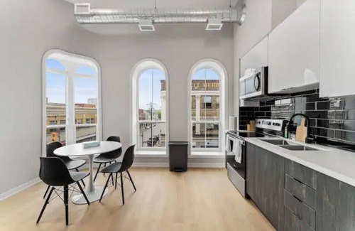 Peterborough Apartment | Simcoe Residence - Modern Comforts w/WIFI/Netflix