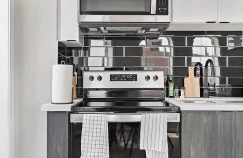 Peterborough Apartment | Simcoe Residence - Modern Comforts w/WIFI/Netflix