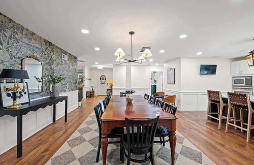 Williamstown House | Simmons Home - 12 Guests - Close to Ark!