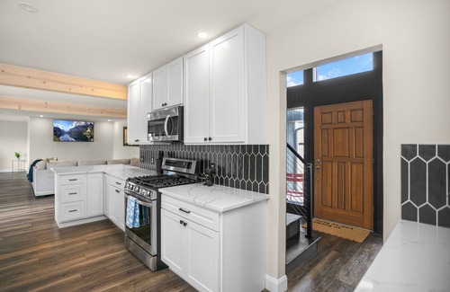 Elkhart House | Simonton Lake house with Pontoon, Kayaks, Ping Pong, Fire Pit, + Outdoor Darts
